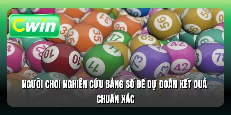 Người chơi nghiên cứu bảng số để dự đoán kết quả chuẩn xác
